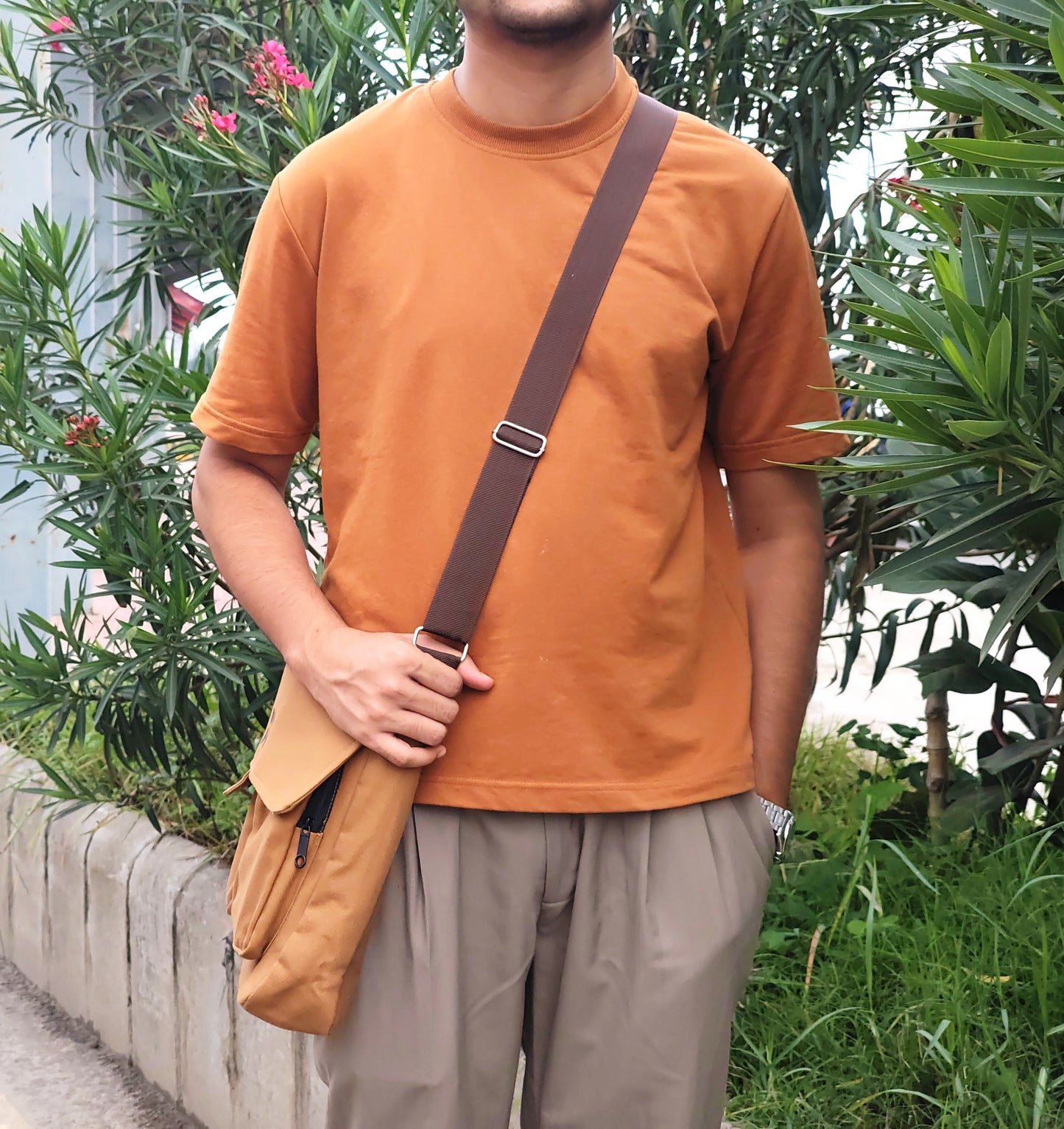 Double Pocket Messenger Bag (Brown)