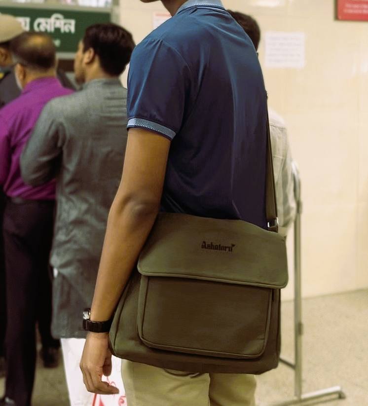 Ashatoru Green Messenger Bag