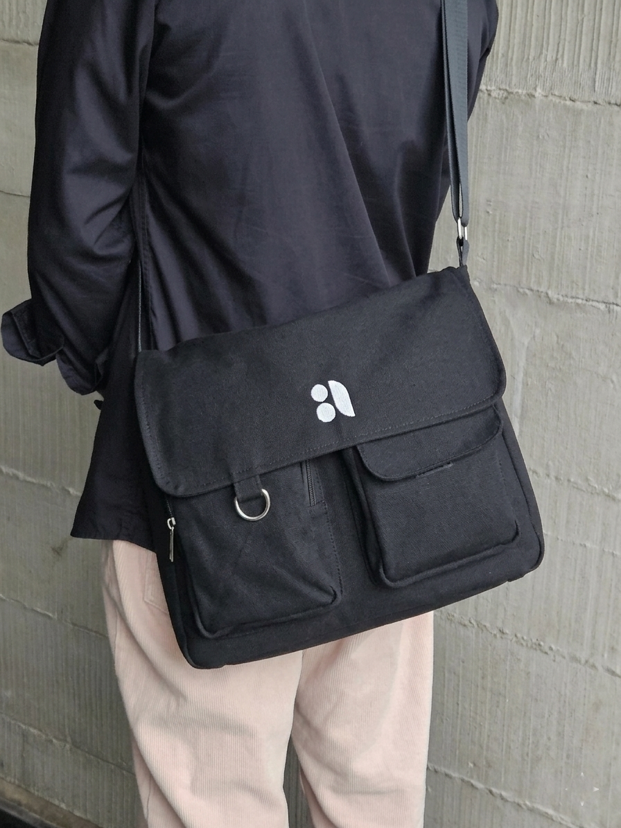 Double Pocket Messenger Bag (Black)