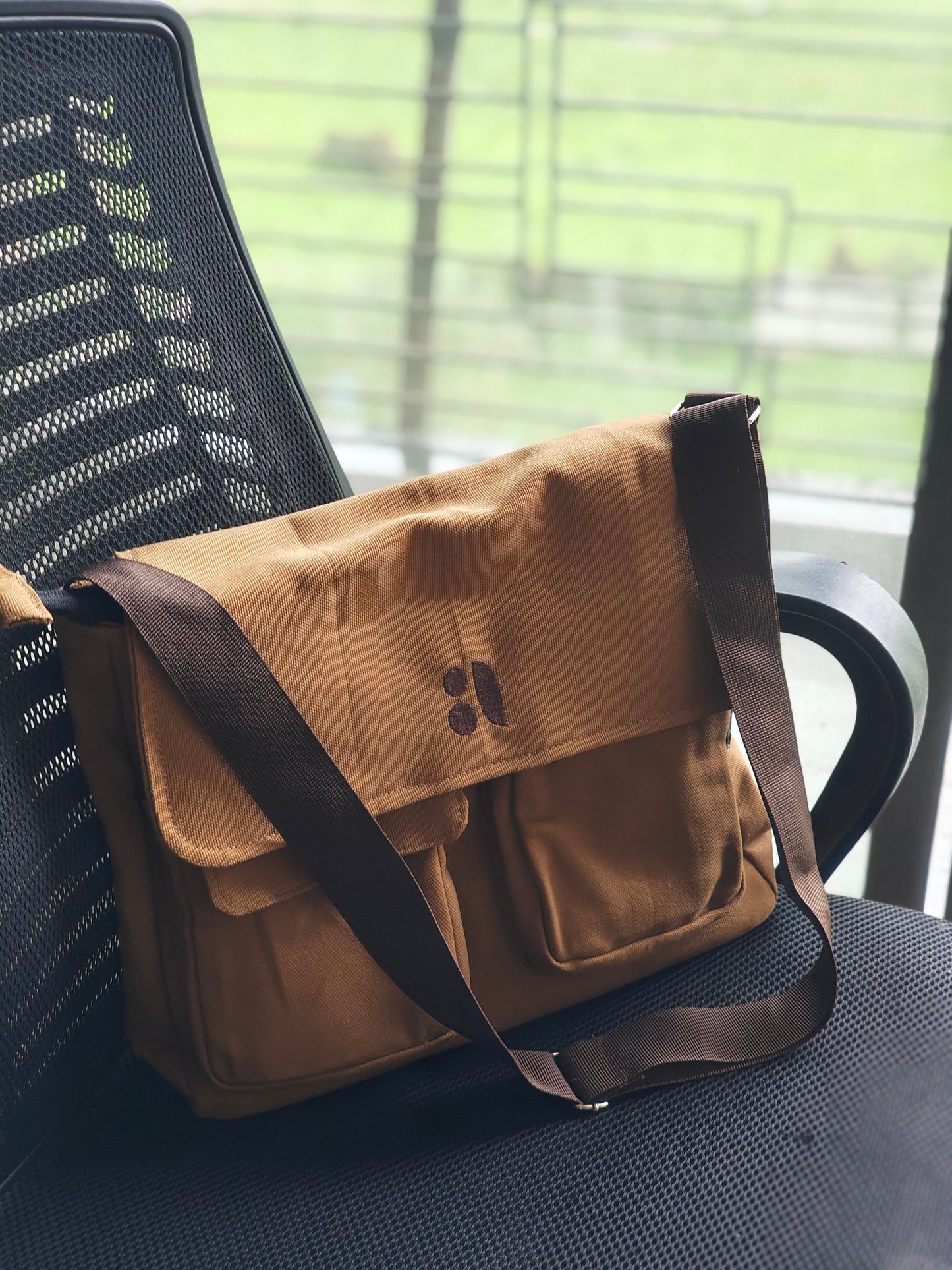 Double Pocket Messenger Bag (Brown)