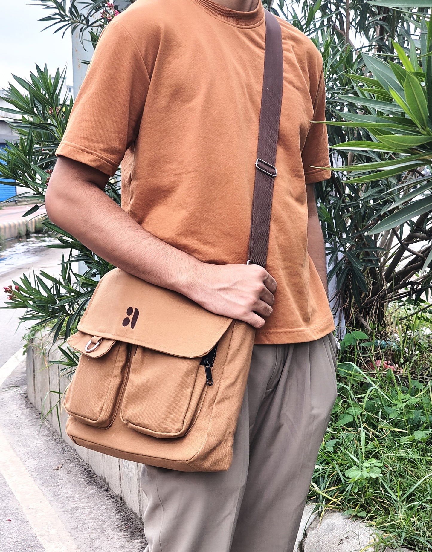 Double Pocket Messenger Bag (Brown)